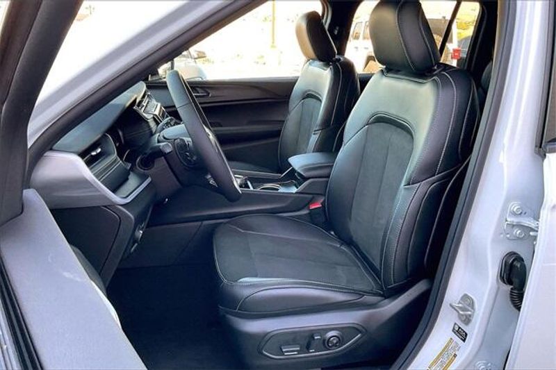 New 2025 Jeep Grand Cherokee Altitude X 4x4Image 8