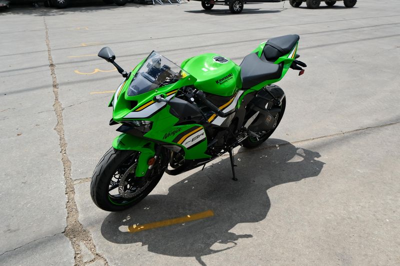 2025 Kawasaki NINJA ZX6R KRT EDITION LIME GREEN AND EBONY AND PEARL BLIZZARD WHITE Image 7
