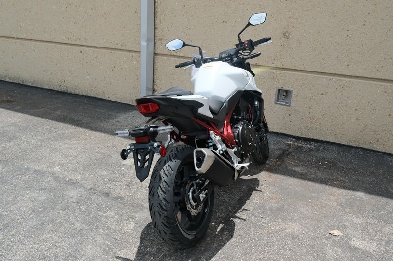 2025 Honda CB750 HORNET MATTE PEARL WHITE Image 4