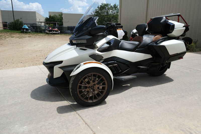 2024 Can-Am SPYDER RT SEATOSKY VEGAS WHITE SATINImage 11