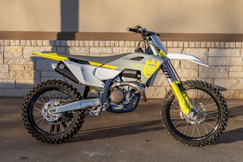 2024 HUSQVARNA FC 350 in a WHITE exterior color. Family PowerSports (877) 886-1997 familypowersports.com 