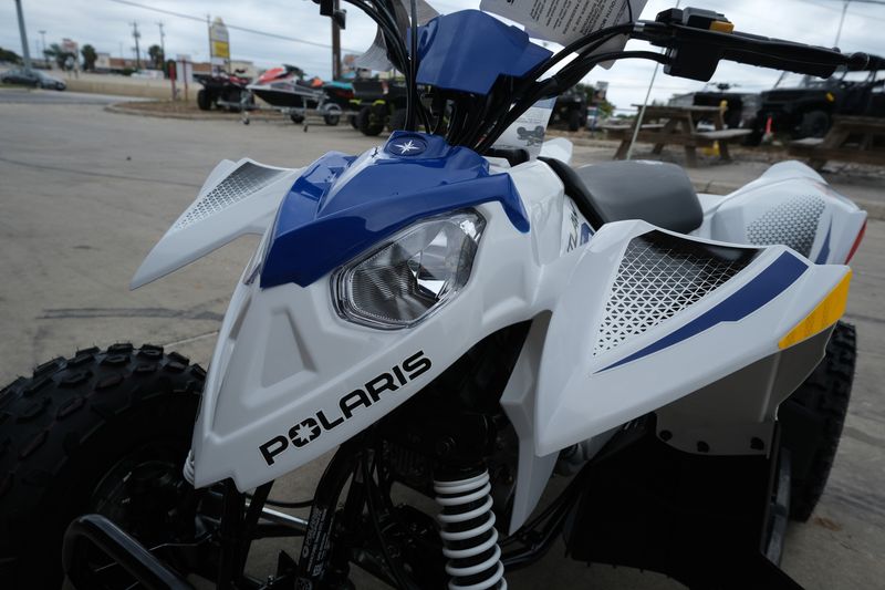 2025 Polaris OUTLAW 110 EFI BRIGHT WHITE AND BLUEImage 3