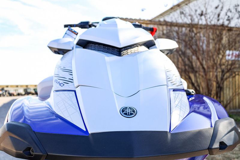 2025 Yamaha GP SVHO WITH AUDIO WHITE AND RACING BLUE Image 3