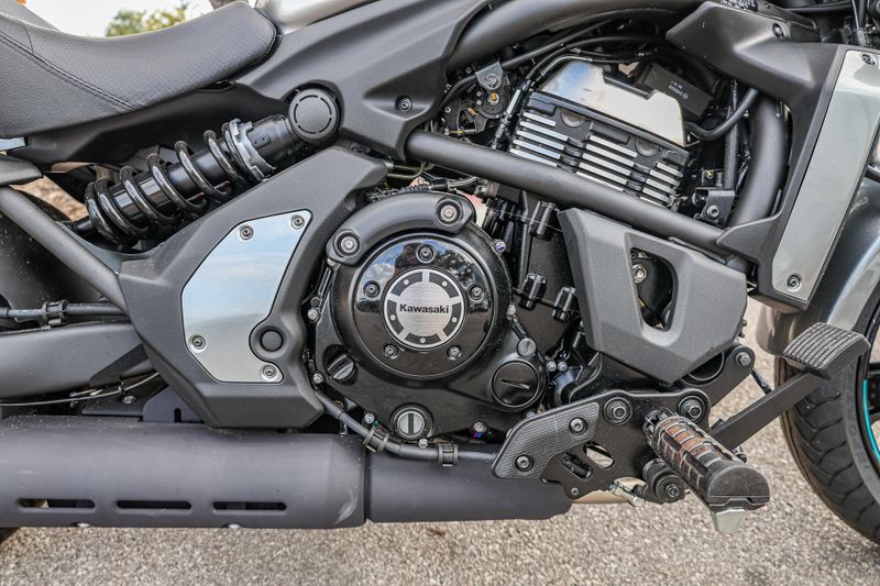 2025 KAWASAKI VULCAN S CAFE ABS  METALLIC MOONDUST GRAYMETALLIC SPARK BLACK in a METALLIC MOONDUST GRAY/METALLIC SPARK BLACK exterior color. Family PowerSports (877) 886-1997 familypowersports.com 