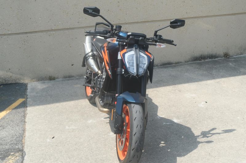 2023 KTM 890 DUKE R ORANGE AND BLUE Image 11