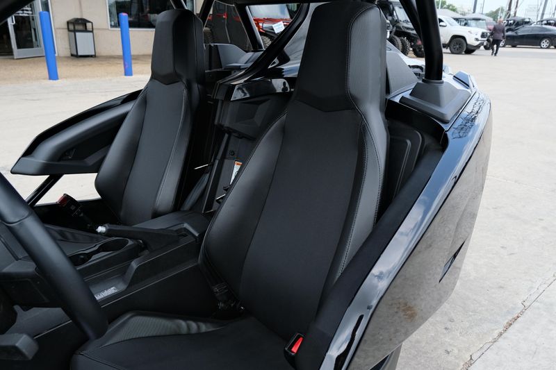 NEW 2025 POLARIS SLINGSHOT SL AUTODRIVE  in a JET BLACK exterior color. Family PowerSports (877) 886-1997 familypowersports.com 