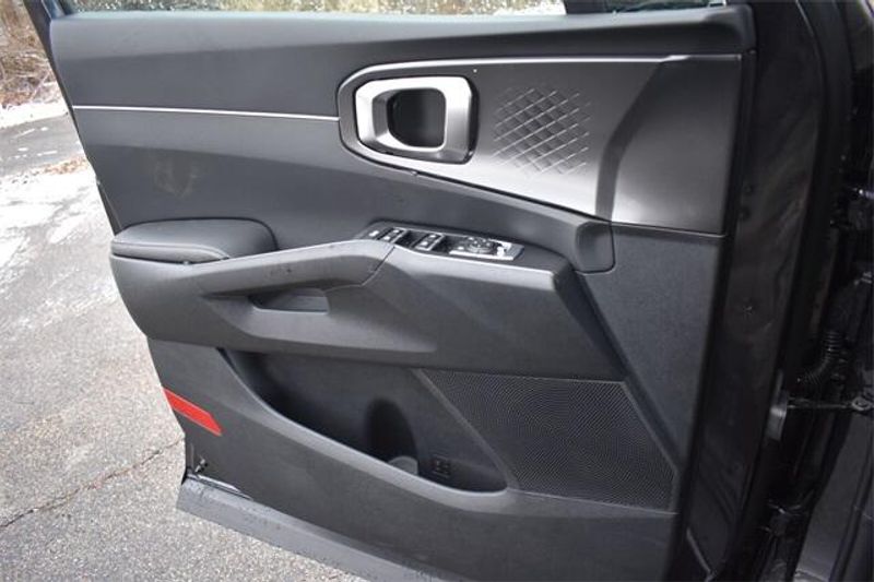 2025 Kia Sorento LXImage 28