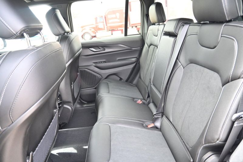 2025 Jeep Grand Cherokee Altitude XImage 12