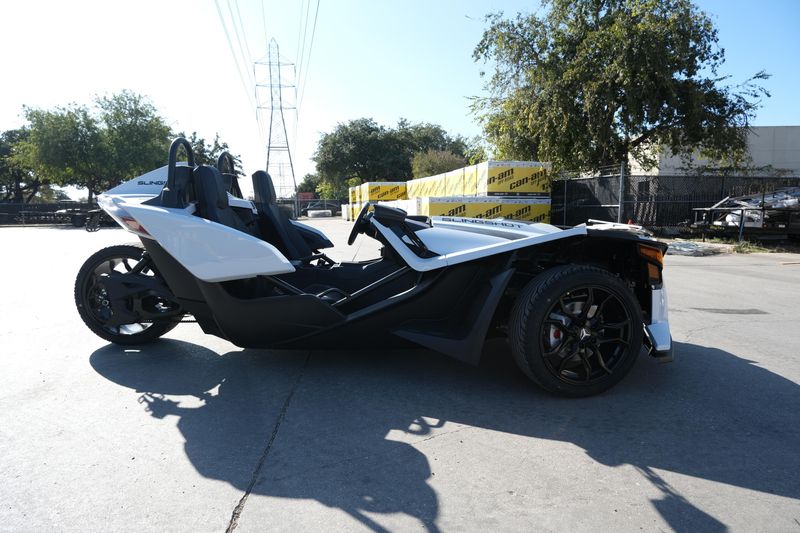 2024 Polaris SLINGSHOT S AUTODRIVE MOONLIGHT WHITEImage 18