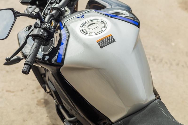 2025 Yamaha MT10 SP LIQUID METAL AND RAVEN Image 9