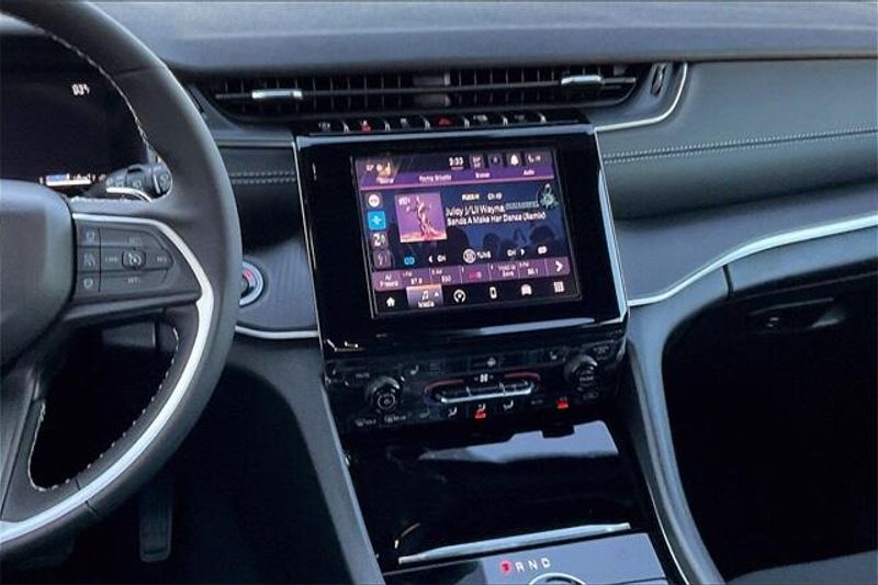 New 2025 Jeep Grand Cherokee L Laredo 4x4Image 5