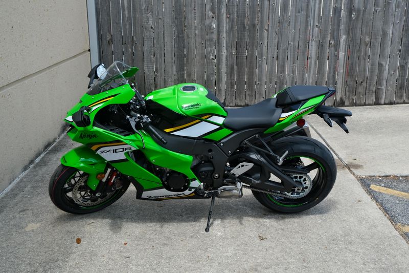 2025 Kawasaki NINJA ZX10R KRT EDITION LIME GREEN AND EBONY AND PEARL BLIZZARD WHITE Image 8