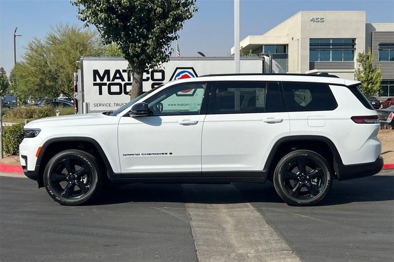 2025 Jeep Grand Cherokee Altitude photo 7