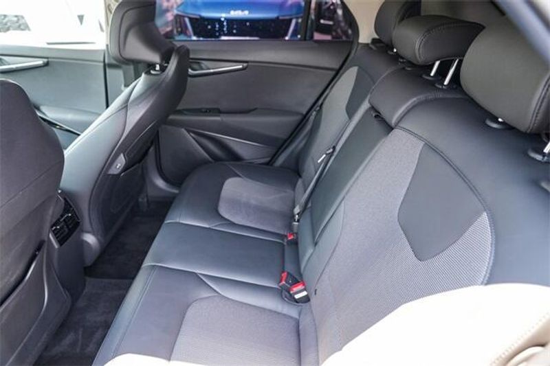 Used 2024 Kia Niro EX TouringImage 18