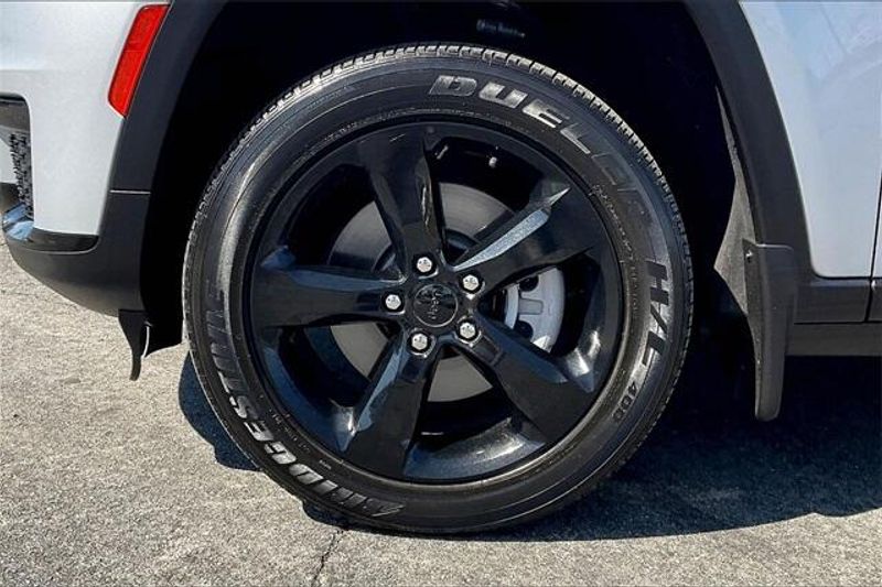 Used 2023 Jeep Grand Cherokee L AltitudeImage 8