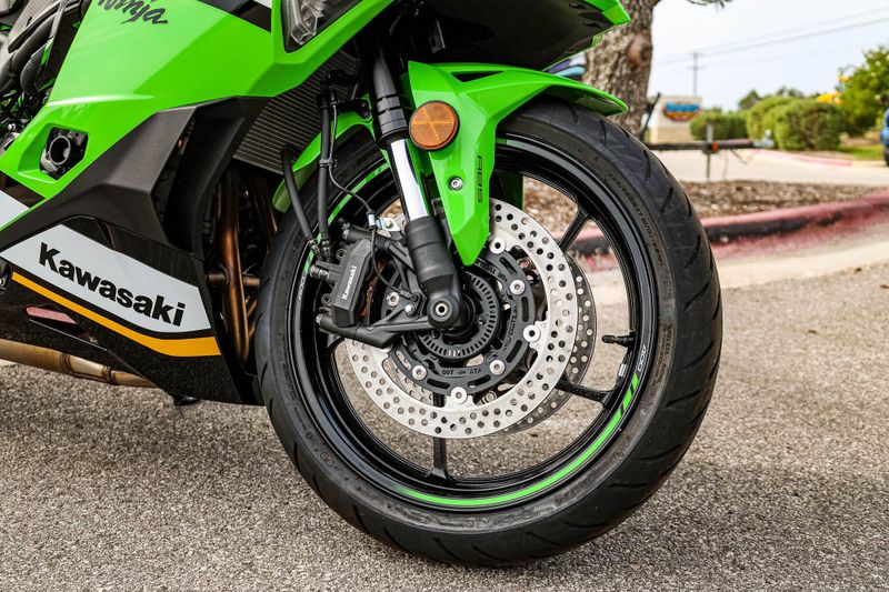 2025 Kawasaki NINJA ZX4RR ABS KRT EDITION ABS LIME GREEN AND EBONY AND PEARL BLIZZARD WHITE Image 3