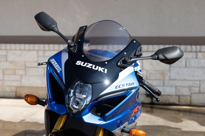 2024 SUZUKI GSXR 1000 in a BLUE exterior color. Family PowerSports (877) 886-1997 familypowersports.com 