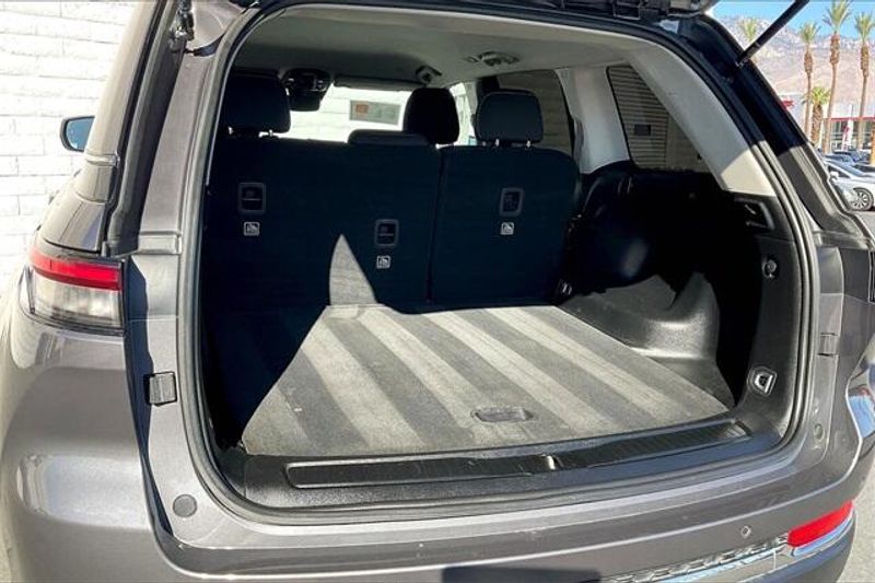 Used 2023 Jeep Grand Cherokee LaredoImage 33