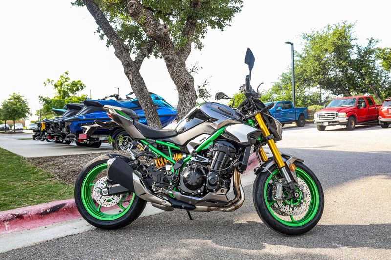 2025 Kawasaki Z900 SE ABS  METALLIC MATTE GRAPHITE GRAY AND EBONY AND METALLIC GRAPHITE GRAY Image 4