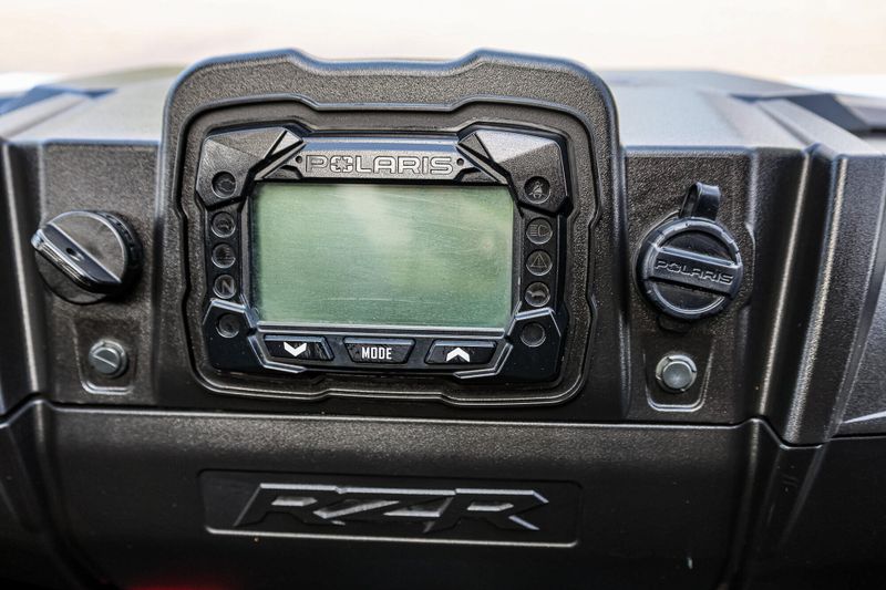 2022 Polaris RZR 200 EFI  WHITE LIGHTNING Image 22