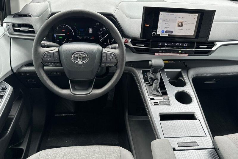 New 2026 Toyota Sienna LEImage 15