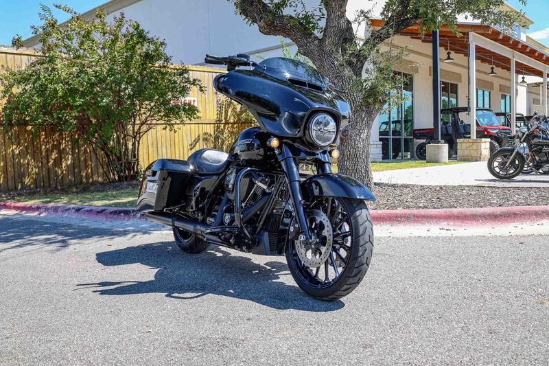 USED 2018 HARLEY STREET GLIDE SPECIAL Image 1