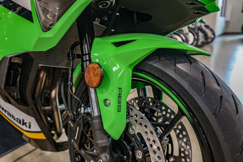 2025 Kawasaki NINJA ZX4RR ABS KRT EDITION ABS LIME GREEN AND EBONY AND PEARL BLIZZARD WHITEImage 3