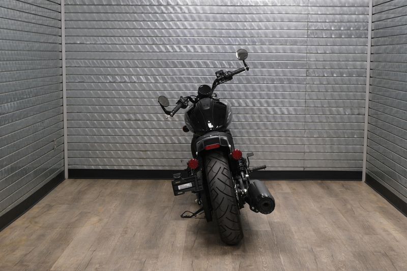 USED 2025 INDIAN MOTORCYCLE SCOUT BOBBER LIMITED WITH TECHNOLOGY PACKAGE BLACK METALLIC Image 4