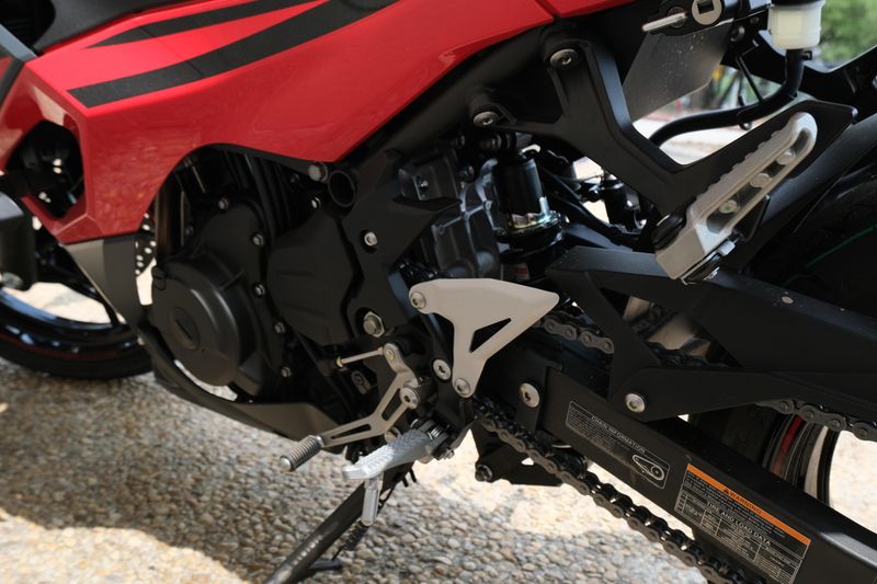 2025 Kawasaki NINJA 500 SE ABS PASSION RED AND METALLIC FLAT SPARK BLACK AND METALLIC MATTE DARK GRAY Image 17
