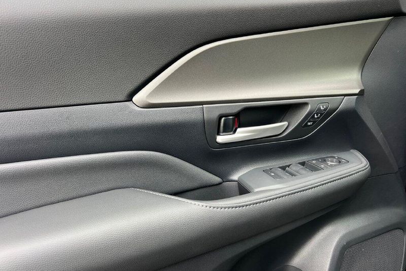 New 2026 Toyota Grand Highlander Hybrid Nightshade EditionImage 10