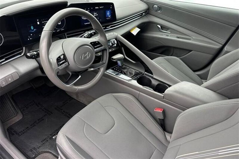 Used 2024 Hyundai Elantra SELImage 8