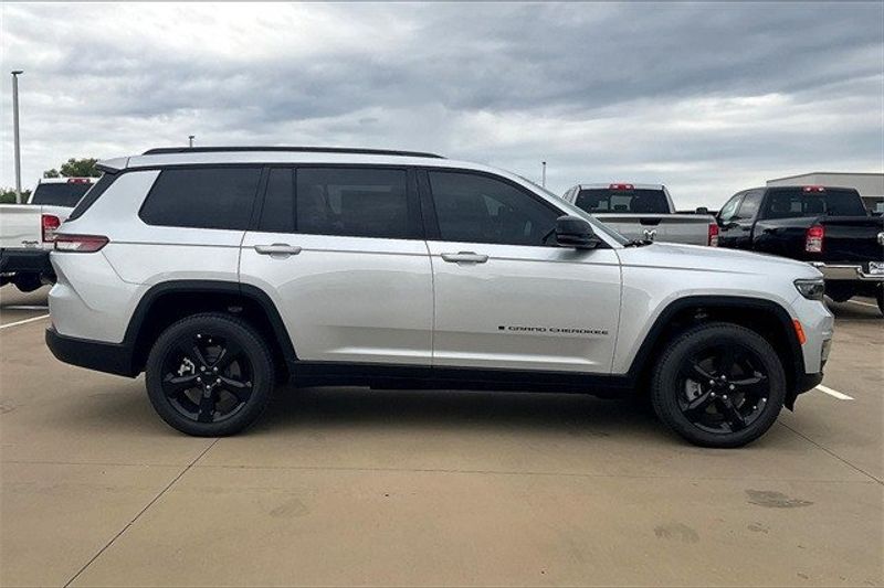 2024 Jeep Grand Cherokee L Limited 4x2Image 16