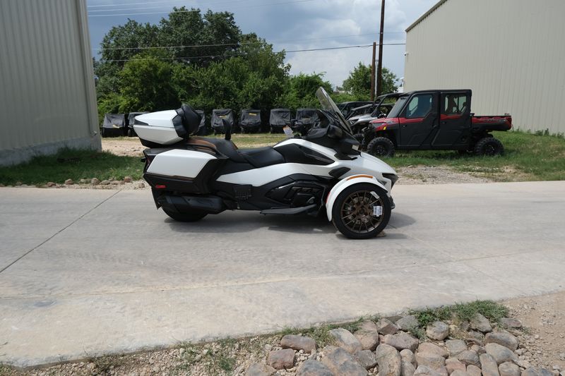 2024 Can-Am SPYDER RT SEATOSKY VEGAS WHITE SATINImage 16