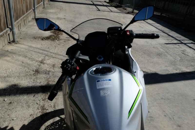 2024 Kawasaki NINJA 7 HYBRID ABS METALLIC BRIGHT SILVER AND METALLIC MATTE LIME GREEN AND EBONYImage 33