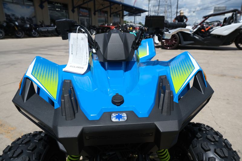 2025 Polaris OUTLAW 70 EFI VELOCITY BLUE AND LIFTED LIMEImage 6