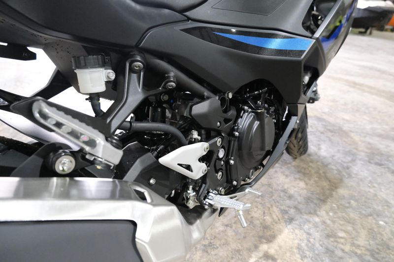 2025 Kawasaki NINJA 500 ABS METALLIC FLAT SPARK BLACK AND METALLIC SPARK BLACK AND METALLIC MOONDUST GRAYImage 20