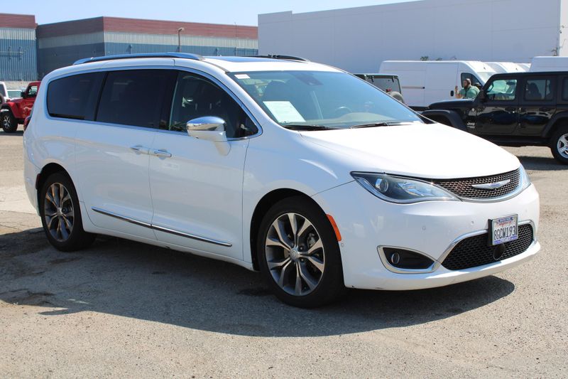 2018 Chrysler Pacifica LimitedImage 3