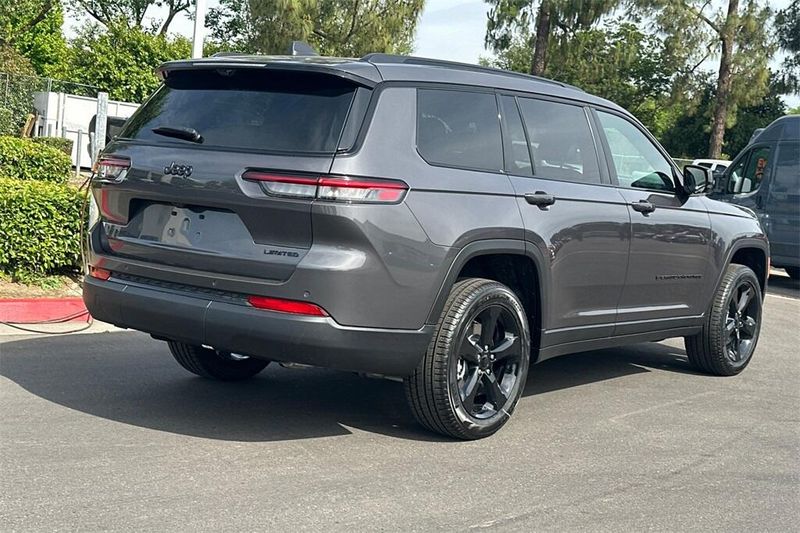 2025 Jeep Grand Cherokee Limited photo 4