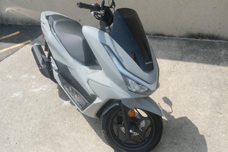 2025 Honda PCX PEARL GRAY Image 1