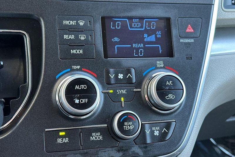 Used 2018 Toyota Sienna LEImage 20