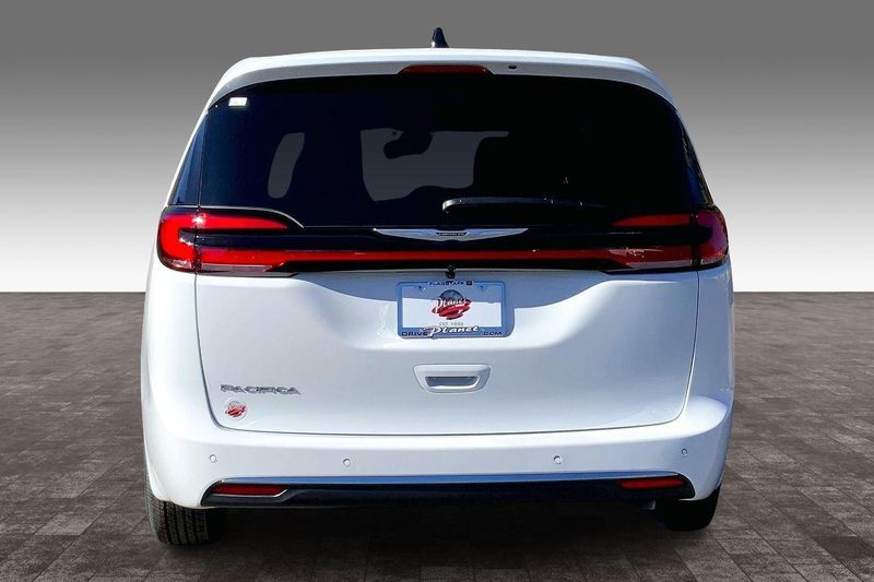 2026 Chrysler Pacifica photo 2