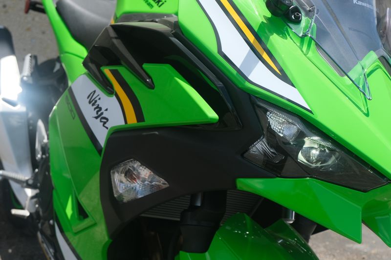 2025 Kawasaki NINJA 500 KRT EDITION LIME GREEN AND EBONY AND PEARL BLIZZARD WHITE Image 23