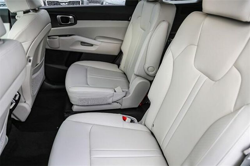 2025 Kia Sorento EXImage 9