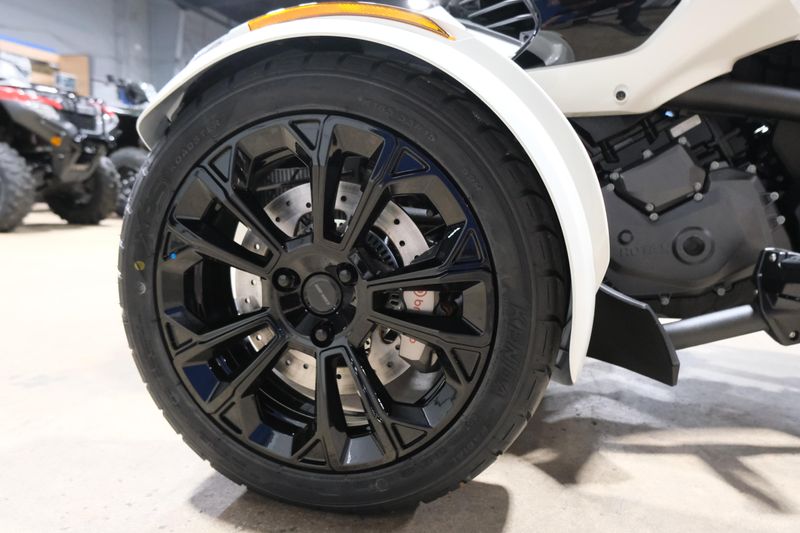 NEW 2026 CAN-AM SPYDER F3-T Image 8