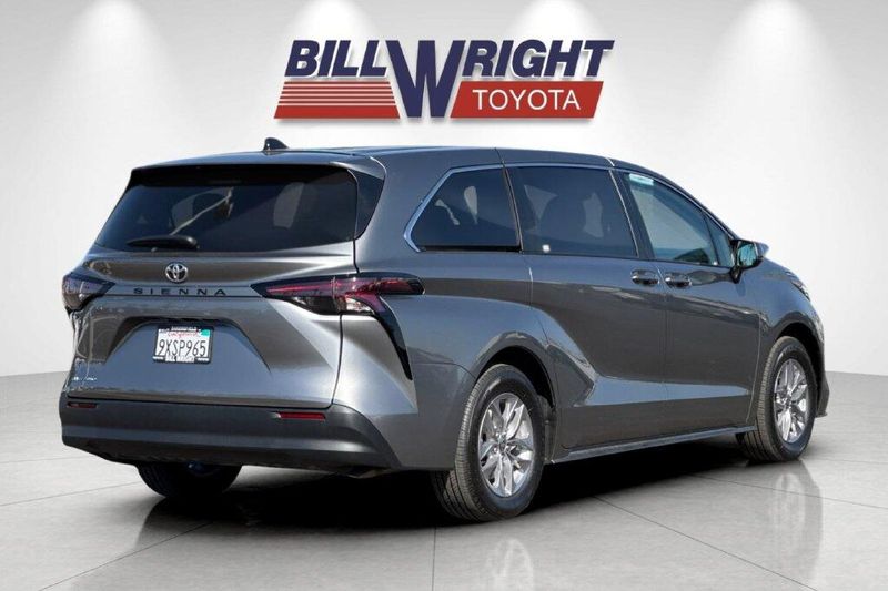 Used 2026 Toyota Sienna LEImage 3