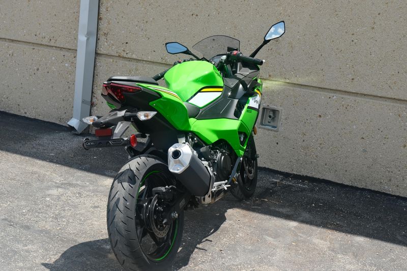 2025 Kawasaki NINJA 500 KRT EDITION LIME GREEN AND EBONY AND PEARL BLIZZARD WHITE Image 5
