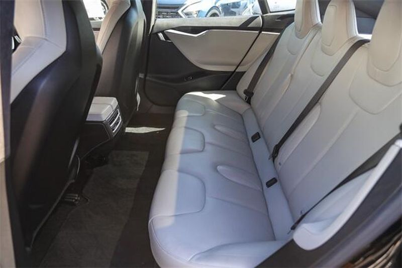 2015 Tesla Model S 70DImage 19