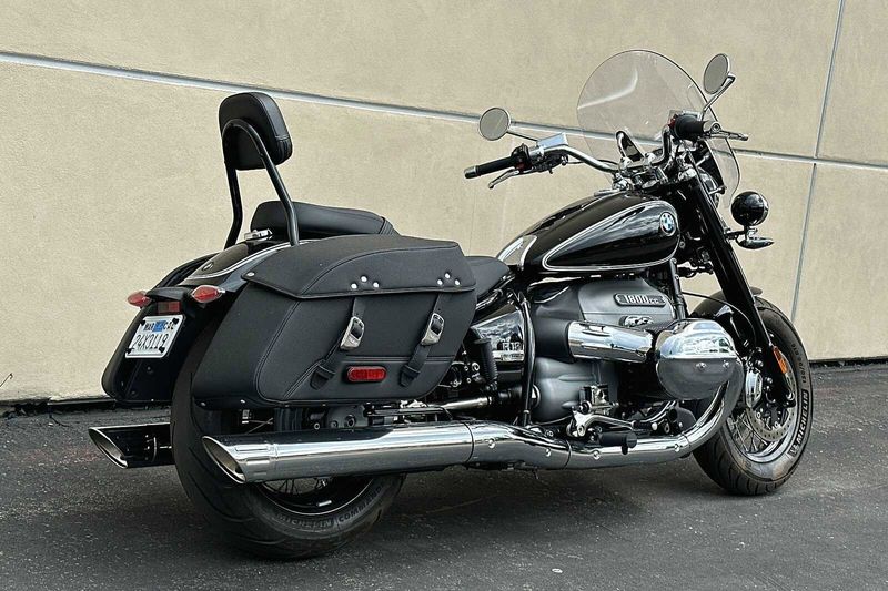 2021 BMW R 18 Classic in a BLACK STORM METALLI exterior color. BMW Motorcycles of Temecula – Southern California 951-395-0675 bmwmotorcyclesoftemecula.com 