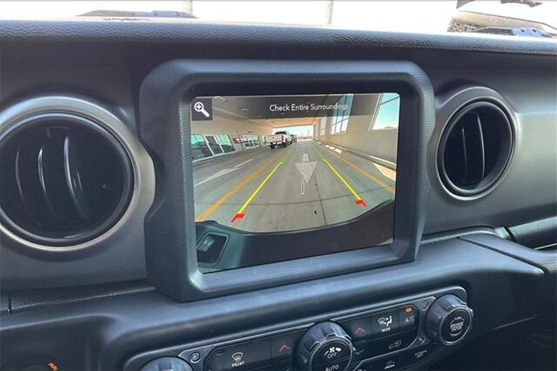 Used 2021 Jeep Gladiator WillysImage 21