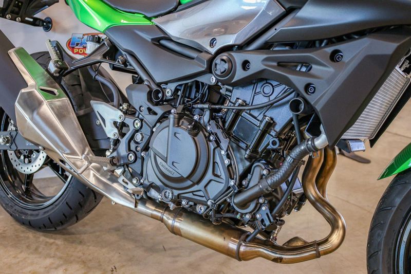 2024 Kawasaki Z500 ABS CANDY LIME GREEN AND METALLIC FLAT SPARK BLACK AND METALLIC GRAPHITE GRAYImage 15